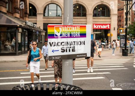 Un segno in Astor Place nel Villaggio Est a New York pubblicizza la posizione del sito di vaccinazione COVID-19 dello Stato di New York, visto sabato 22 maggio 2021. (© Richard B. Levine) Foto Stock