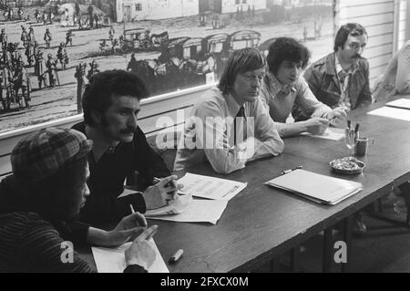 Conferenza stampa Action Komitee Wet Arbeid Buitenland all'Aia, da sinistra a destra Alouini (Marocco), Inceloz (Turchia), Sandberg e Adam, 30 marzo 1976, Conferenze stampa, Paesi Bassi, foto agenzia stampa del XX secolo, notizie da ricordare, documentario, fotografia storica 1945-1990, storie visive, Storia umana del XX secolo, che cattura momenti nel tempo Foto Stock