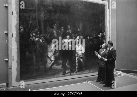 Conferenza stampa a seguito del restauro della sorveglianza notturna; il conservatore capo Kuiper e il direttore Levie alla sorveglianza notturna, 4 febbraio 1976, conferenze stampa, restauri, dipinti, I Paesi Bassi, foto agenzia stampa del XX secolo, notizie da ricordare, documentario, fotografia storica 1945-1990, storie visive, Storia umana del XX secolo, che cattura momenti nel tempo Foto Stock