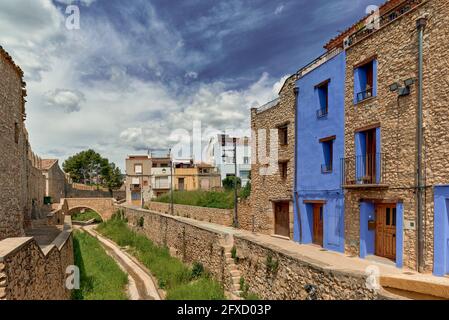 Corso di fiume del palazzo sulle mura di San Mateo de Montesa a Castellon Maestrazgo di Spagna Foto Stock