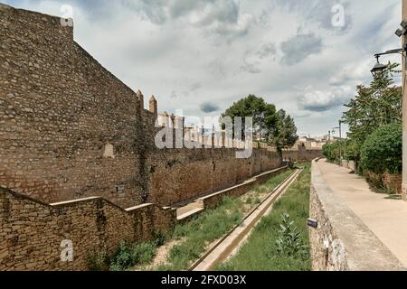 Corso di fiume del palazzo sulle mura di San Mateo de Montesa a Castellon Maestrazgo di Spagna Foto Stock