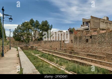 Corso di fiume del palazzo sulle mura di San Mateo de Montesa a Castellon Maestrazgo di Spagna Foto Stock