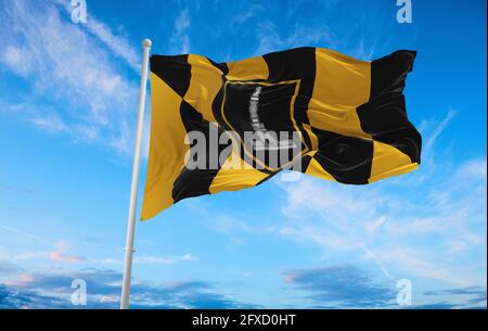 Bandiera di Baltimora, Maryland a cielo nuvoloso sfondo al tramonto, vista panoramica. Concetto patriottico su Baltimora, Maryland e spazio di copia per larga ba Foto Stock