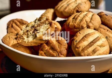 Biscotti fatti in casa con noci, legno di fondo, fuoco selettivo Foto Stock