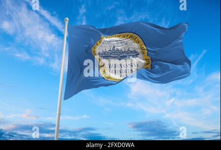 Bandiera di Buffalo, New York a cielo nuvoloso sullo sfondo al tramonto, vista panoramica. Concetto patriottico su Buffalo, New York e spazio di copia per striscioni larghi Foto Stock