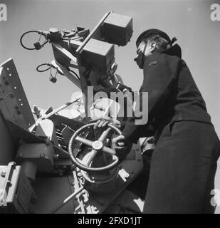 La pratica di tiro dell'escursione stampa sull'argis Den Helder, 2 maggio 1949, artiglieria, artiglieria, navy, Paesi Bassi, foto agenzia stampa del XX secolo, notizie da ricordare, documentario, fotografia storica 1945-1990, storie visive, Storia umana del XX secolo, che cattura momenti nel tempo Foto Stock