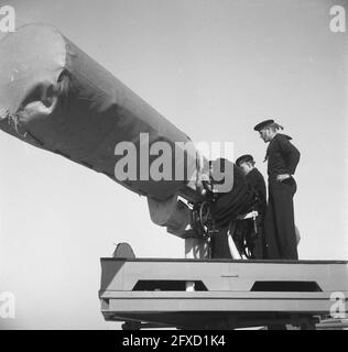 La pratica di tiro dell'escursione della stampa sull'argis Den Helder, 2 maggio 1949, artiglieria, artiglieria, Navy, Paesi Bassi, foto agenzia stampa del XX secolo, notizie da ricordare, documentario, fotografia storica 1945-1990, storie visive, Storia umana del XX secolo, che cattura momenti nel tempo Foto Stock