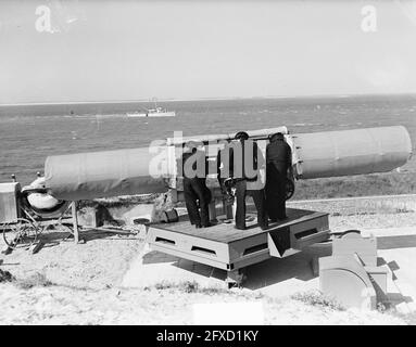 La pratica di tiro dell'escursione stampa sull'argis Den Helder, 2 maggio 1949, artiglieria, artiglieria, navy, Paesi Bassi, foto agenzia stampa del XX secolo, notizie da ricordare, documentario, fotografia storica 1945-1990, storie visive, Storia umana del XX secolo, che cattura momenti nel tempo Foto Stock