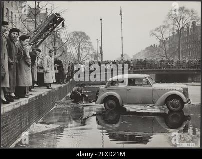 Automobile del passeggero accidentalmente sul canale congelato, vicino al ponte di Utrechtsestraat, 15 febbraio 1954, automobili, Canali, ghiaccio, incidenti stradali, Paesi Bassi, foto agenzia stampa del XX secolo, notizie da ricordare, documentario, fotografia storica 1945-1990, storie visive, Storia umana del XX secolo, che cattura momenti nel tempo Foto Stock