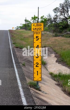 Flood gauge, lungo la strada rurale del Texas, vicino a Fredericksburg, TX, USA, di James D Coppinger/Dembinsky Photo Assoc Foto Stock