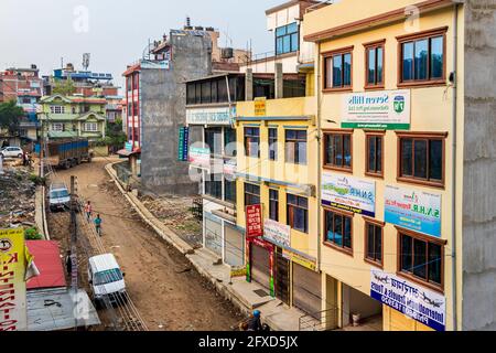 Kathmandu Nepal 21. Mai 2018 strada e area sporca e polverosa colorata in Sinamangal, Kathmandu, Nepal. Foto Stock