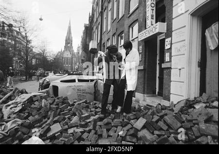 Polizia e esercito con auto corazzate e carri armati a Vondelbuurt, Amsterdam; una persona ferita viene tolta, 3 marzo 1980, barricate, Paesi Bassi; foto agenzia stampa del xx secolo, notizie da ricordare, documentario, fotografia storica 1945-1990, storie visive, Storia umana del XX secolo, che cattura momenti nel tempo Foto Stock