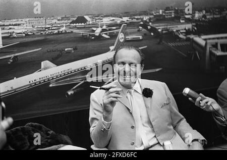 Premiere del film Crazy Guys nel loro Flying Crates (titolo inglese quei magnifici uomini nelle loro macchine volanti) nei Paesi Bassi. Terry Thomas durante la conferenza stampa all'aeroporto di Schiphol, 15 luglio 1965, attori, conferenze stampa, I Paesi Bassi, foto agenzia stampa del XX secolo, notizie da ricordare, documentario, fotografia storica 1945-1990, storie visive, Storia umana del XX secolo, che cattura momenti nel tempo Foto Stock