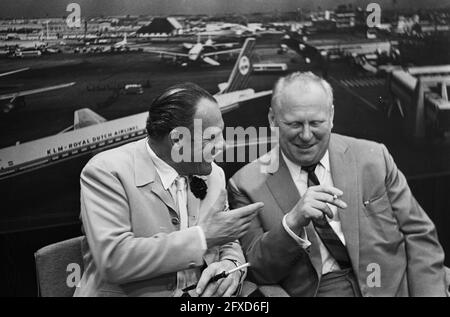 Premiere del film Crazy ragazzi nelle loro casse volanti (titolo inglese quei magnifici uomini nelle loro macchine volanti) nei Paesi Bassi. Gert Fröbe (destra) e Terry Thomas durante la conferenza stampa all'aeroporto di Schiphol, 15 luglio 1965, attori, star del cinema, Conferenze stampa, Paesi Bassi, foto agenzia stampa del XX secolo, notizie da ricordare, documentario, fotografia storica 1945-1990, storie visive, Storia umana del XX secolo, che cattura momenti nel tempo Foto Stock