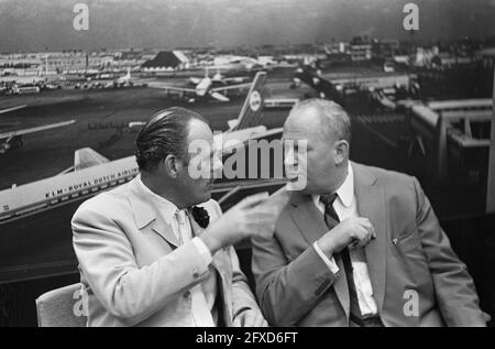 Premiere del film Crazy ragazzi nelle loro casse volanti (titolo inglese quei magnifici uomini nelle loro macchine volanti) nei Paesi Bassi. Terry Thomas e Gert Fröbe (destra) durante la conferenza stampa all'aeroporto di Schiphol, 15 luglio 1965, attori, star del cinema, Conferenze stampa, Paesi Bassi, foto agenzia stampa del XX secolo, notizie da ricordare, documentario, fotografia storica 1945-1990, storie visive, Storia umana del XX secolo, che cattura momenti nel tempo Foto Stock