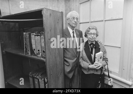 Presentazione del libro Anne Frank ricordato da Miep Gies nella casa di Anna Frank ad Amsterdam; Miep Gies e marito Jan nell'allegato segreto, 5 maggio 1987, libri, Paesi Bassi, foto agenzia stampa del xx secolo, notizie da ricordare, documentario, fotografia storica 1945-1990, storie visive, Storia umana del XX secolo, che cattura momenti nel tempo Foto Stock