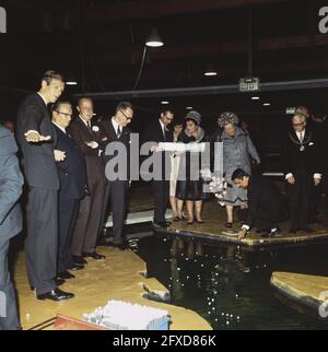 Il presidente Tito, sua moglie, la regina Juliana e il principe Bernhard visitano il laboratorio del ciclo dell'acqua a Delft, 21 ottobre 1970, laboratori, visite di stato, I Paesi Bassi, foto agenzia stampa del XX secolo, notizie da ricordare, documentario, fotografia storica 1945-1990, storie visive, Storia umana del XX secolo, che cattura momenti nel tempo Foto Stock