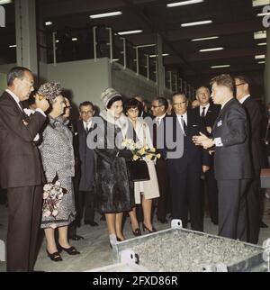 Il presidente Tito, sua moglie, la regina Juliana e il principe Bernhard visitano il laboratorio del ciclo dell'acqua a Delft, 21 ottobre 1970, laboratori, visite di stato, I Paesi Bassi, foto agenzia stampa del XX secolo, notizie da ricordare, documentario, fotografia storica 1945-1990, storie visive, Storia umana del XX secolo, che cattura momenti nel tempo Foto Stock