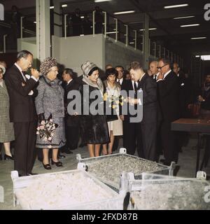 Il presidente Tito, sua moglie, la regina Juliana e il principe Bernhard visitano il laboratorio del ciclo dell'acqua a Delft, 21 ottobre 1970, laboratori, visite di stato, I Paesi Bassi, foto agenzia stampa del XX secolo, notizie da ricordare, documentario, fotografia storica 1945-1990, storie visive, Storia umana del XX secolo, che cattura momenti nel tempo Foto Stock