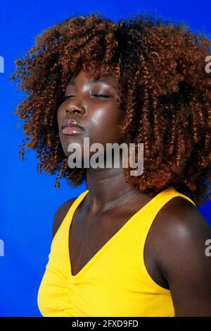 Bel ritratto di giovane donna africana in studio Foto Stock
