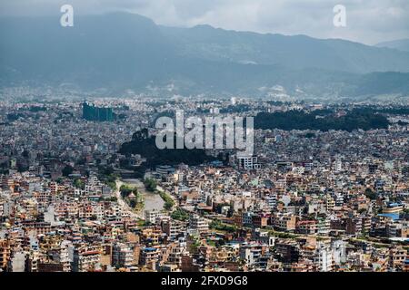 La città di Kathmandu estensione contro le montagne Himalayane in Nepal Foto Stock