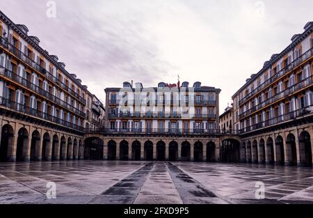 Piazza della Costituzione deserta a San Sebastian, Paesi Baschi Foto Stock