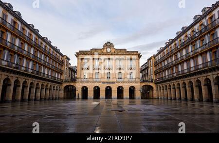 Piazza della Costituzione deserta a San Sebastian, Paesi Baschi Foto Stock