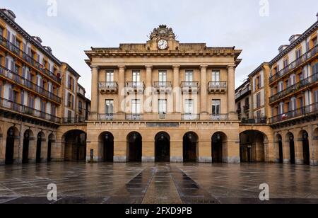 Piazza della Costituzione deserta a San Sebastian, Paesi Baschi Foto Stock