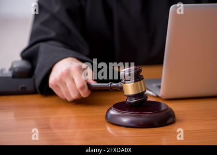 Giovane giudice che lavora in aula Foto Stock