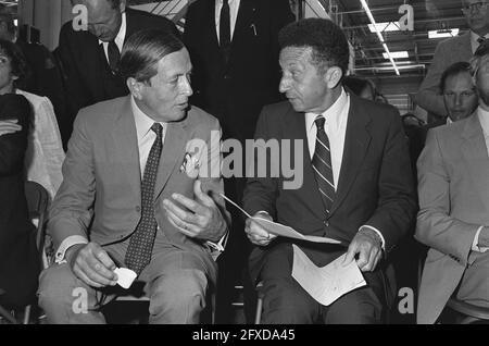Prince Claus apre un nuovo edificio cargo KLM all'aeroporto di Schiphol; Prince Claus in conversazione con S. Orlandini (dir. KLM) e riceve annanas, 8 giugno 1982, aperture, Paesi Bassi, foto agenzia stampa del xx secolo, notizie da ricordare, documentario, fotografia storica 1945-1990, storie visive, Storia umana del XX secolo, che cattura momenti nel tempo Foto Stock