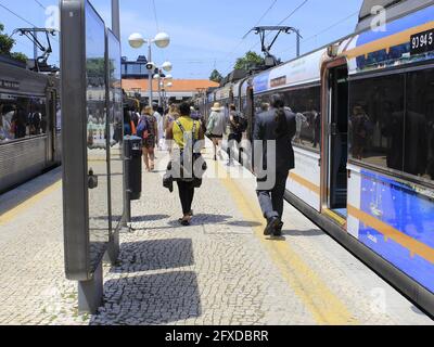 Cascais, Lisboa Portogallo. 26 Maggio 2021. (INT) viaggio in treno da Lisbona a Cascais, Portogallo. 26 maggio 2021, Lisbona, Portogallo: Viaggio in treno da Lisbona, lasciando la stazione di Cais do Sodre, in direzione del quartiere di Cascais, l'ultima fermata che dà accesso alle spiagge o per visitare qualsiasi città di Estoril. Credit: Edson De Souza/TheNews2 Credit: Edson De Souza/TheNEWS2/ZUMA Wire/Alamy Live News Foto Stock