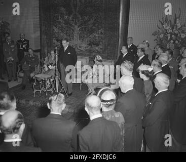 Visita di Stato del presidente francese Coty nei Paesi Bassi. Secondo giorno. L'Aia. Accoglienza nel municipio, 22 luglio 1954, presidenti, visite di stato, I Paesi Bassi, foto agenzia stampa del XX secolo, notizie da ricordare, documentario, fotografia storica 1945-1990, storie visive, Storia umana del XX secolo, che cattura momenti nel tempo Foto Stock