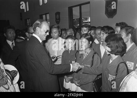 Visita di Stato della Regina Juliana e del Principe Bernhard in Indonesia, Università di Giacarta, 28 agosto 1971, regine, visite di Stato, I Paesi Bassi, foto agenzia stampa del XX secolo, notizie da ricordare, documentario, fotografia storica 1945-1990, storie visive, Storia umana del XX secolo, che cattura momenti nel tempo Foto Stock