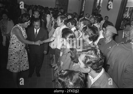 Visita di Stato della Regina Juliana e del Principe Bernhard in Indonesia, Università di Giacarta, 28 agosto 1971, regine, visite di Stato, I Paesi Bassi, foto agenzia stampa del XX secolo, notizie da ricordare, documentario, fotografia storica 1945-1990, storie visive, Storia umana del XX secolo, che cattura momenti nel tempo Foto Stock