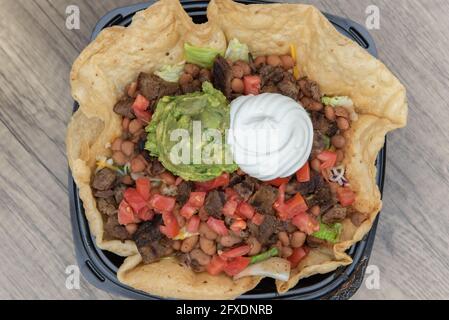 Vista panoramica della bistecca insalata di taco servita in una tostada croccante, con panna acida e guacomole, riempirà perfettamente il vostro appetito. Foto Stock