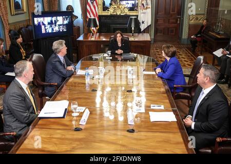 Il Vice Presidente degli Stati Uniti Kamala Harris parla durante un incontro bipartisan con i membri del Congresso su internet ad alta velocità, nel Vice Presidente Ceremonial Office nell'Eisenhower Executive Office Building nel campus della Casa Bianca il 26 maggio 2021, a Washington, DC. Nella foto intorno al tavolo da sinistra: Il Senatore degli Stati Uniti Dan Sullivan (Repubblicano dell'Alaska), il Rappresentante degli Stati Uniti Frank Pallone (democratico del New Jersey), il Vice Presidente Harris, il Senatore degli Stati Uniti Amy Klobuchar (democratico del Minnesota) e il Senatore degli Stati Uniti ben Ray Lujan (democratico del New Mexico).Credit: Oli Foto Stock