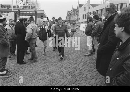 Sciopero presso la fabbrica di margarine Van de Bergh en Jurgens a Rotterdam; i lavoratori camminano tra gli scioperi, 15 gennaio 1988, scioperi, Paesi Bassi, foto agenzia stampa del xx secolo, notizie da ricordare, documentario, fotografia storica 1945-1990, storie visive, Storia umana del XX secolo, che cattura momenti nel tempo Foto Stock