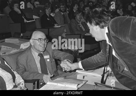 Stan Poppe (a sinistra), nominato vicepresidente della PvdA, si congratula con il Ministro Van der Louw, 23 ottobre 1981, conducenti, membri del Congresso, I Paesi Bassi, foto agenzia stampa del XX secolo, notizie da ricordare, documentario, fotografia storica 1945-1990, storie visive, Storia umana del XX secolo, che cattura momenti nel tempo Foto Stock