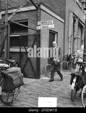 Voto per i consigli comunali. Primo Ministro Dr. Drees in cammino per la stazione di voto, 27 maggio 1953, elezioni comunali, ministri, Seggi elettorali, elezioni, Paesi Bassi, foto agenzia stampa del XX secolo, notizie da ricordare, documentario, fotografia storica 1945-1990, storie visive, Storia umana del XX secolo, che cattura momenti nel tempo Foto Stock