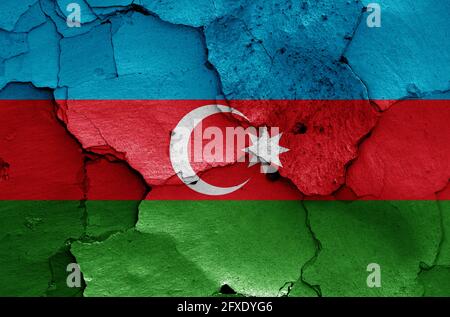 Bandiera di Azerbaigian dipinta su parete fessurata Foto Stock