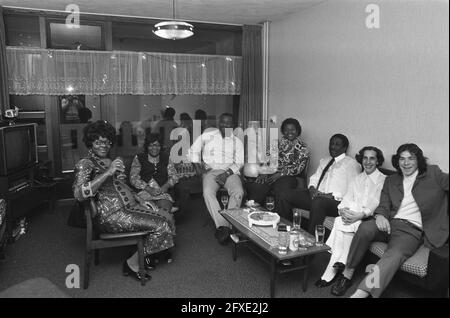 Festa di Capodanno in Surinamese a Bijlmermeer, 30 dicembre 1972, celebrazioni di Capodanno, Paesi Bassi, foto dell'agenzia stampa del XX secolo, notizie da ricordare, documentario, fotografia storica 1945-1990, storie visive, Storia umana del XX secolo, che cattura momenti nel tempo Foto Stock