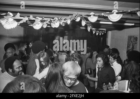 Festa di Capodanno in Surinamese a Bijlmermeer, 30 dicembre 1972, festa di Capodanno, Paesi Bassi, foto agenzia stampa del XX secolo, notizie da ricordare, documentario, fotografia storica 1945-1990, storie visive, Storia umana del XX secolo, che cattura momenti nel tempo Foto Stock