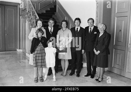 Beatrice reale e il principe Claus al palazzo Huis ten Bosch con la famiglia Zweifel che ha fatto il modello della Casa Bianca che è stato danneggiato a Madurodam, 14 aprile 1982, regine, modelli, princes, Paesi Bassi, foto agenzia stampa del XX secolo, notizie da ricordare, documentario, fotografia storica 1945-1990, storie visive, Storia umana del XX secolo, che cattura momenti nel tempo Foto Stock