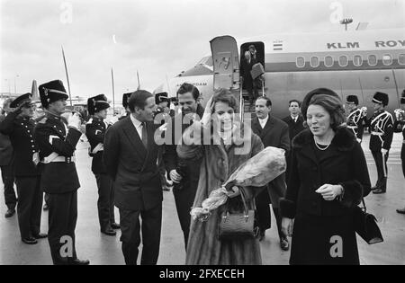 Re Costantino e la regina Anna Maria arrivano all'aeroporto di Schiphol per il battesimo di due piccoli principi. Principe Claus, Re Costantino, Regina Anna Maria e Principessa Beatrice, 20 febbraio 1970, arrivi, re, regine, principi, principesse, Paesi Bassi, foto agenzia stampa del XX secolo, notizie da ricordare, documentario, fotografia storica 1945-1990, storie visive, Storia umana del XX secolo, che cattura momenti nel tempo Foto Stock