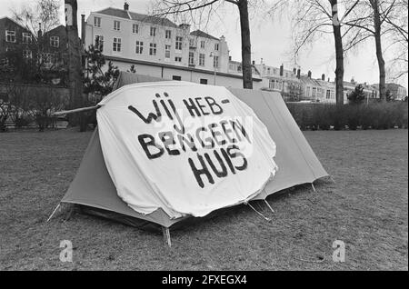 Tenda con testo non abbiamo casa abitata di fronte al quartier generale della polizia a l'Aia, la tenda sul Burgemeester De Monchyplein a l'Aia, 19 febbraio 1981, POLIZIA, testi, Tende, Paesi Bassi, foto agenzia stampa del XX secolo, notizie da ricordare, documentario, fotografia storica 1945-1990, storie visive, Storia umana del XX secolo, che cattura momenti nel tempo Foto Stock