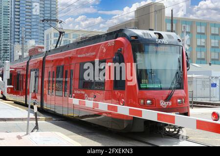 MTS - Metropolitan Transit System treno di transito ferroviario leggero che attraversa il centro di San Diego, California. Foto Stock