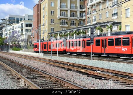 MTS - Metropolitan Transit System treno di transito ferroviario leggero che attraversa il centro di San Diego, California. Foto Stock