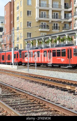 MTS - Metropolitan Transit System treno di transito ferroviario leggero che attraversa il centro di San Diego, California. Foto Stock