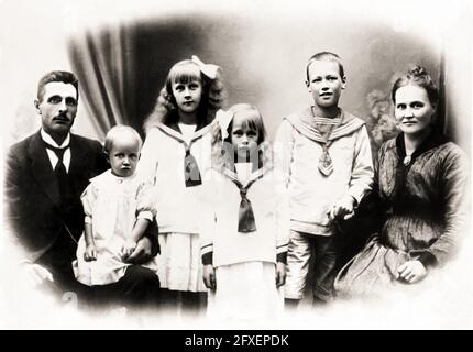 1916 ca , SVEZIA : la celebre scrittrice svedese ASTRID LINDGREN ( Astrid Anna Ericsson , 1907 - 2002 ). Foto di famiglia con il padre Samuel August Lindgren , la madre Hanna e i figli: Gunnar , ASTRID , Stina e Ingegerd . Astrid Lindgren è meglio conosciuto per numerose serie di libri per bambini, tra cui Pippi Longstocking ( 1945 ), Emil di Lönneberga ( 1963 ) e altri ancora. - SCRITTORE - SCRITTRICE PER l'INFANZIA - LETTERATURA - LETTERATURA - PIPPI CALZELUNGHE - Pippi Långstrump - Langstrump - letterato - ritratto - abito marinaio - abito vestito da marinaio a Foto Stock