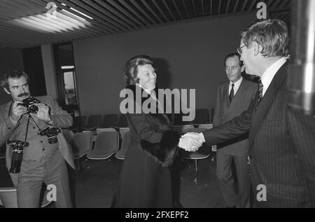 La regina Beatrice e il principe Claus partirono dall'aeroporto di Schiphol alle Antille olandesi per una visita di lavoro, arrivederci alle offerte della regina, 27 ottobre 1980, addio, queens, visite di lavoro, Paesi Bassi, foto agenzia stampa del XX secolo, notizie da ricordare, documentario, fotografia storica 1945-1990, storie visive, Storia umana del XX secolo, che cattura momenti nel tempo Foto Stock